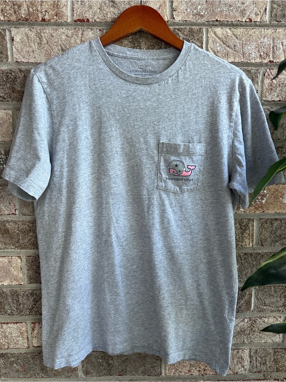 Vineyard Vines men’s Cotton Gray Pocket Tee w/Pink Whale wearing helmet Med